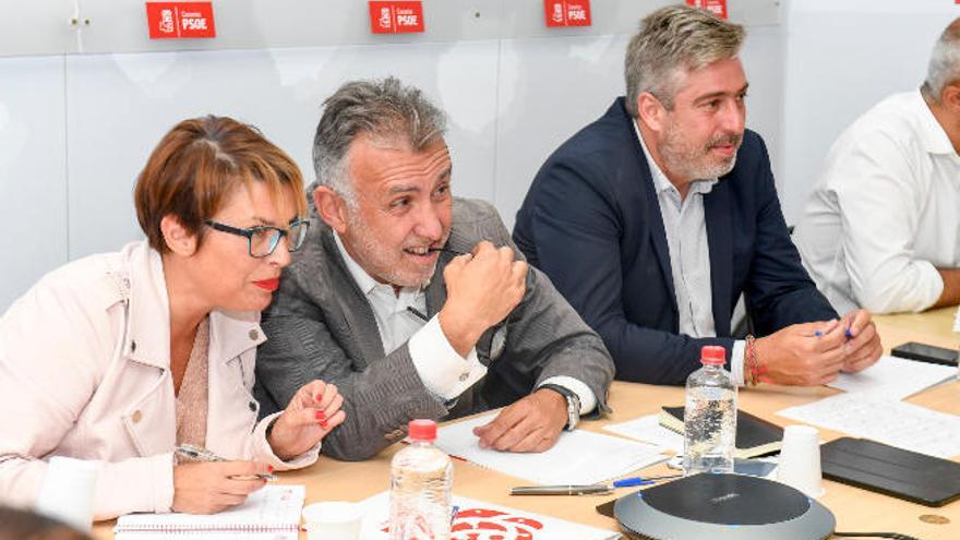Elena Máñez, junto a Ángel Víctor Torres y el secretario de Organización del PSOE canario, Jorge González, una reunión de la Ejecutiva regional.