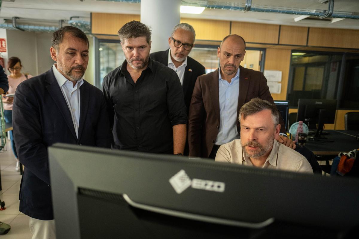 José Manuel Bermúdez, Raúl Carbo, Bernard Lonis y Alfonso Cabello observan el trabajo de uno de los empleados.