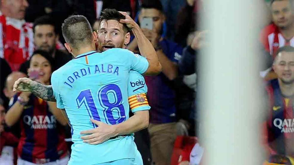 Messi se abraza con Jordi Alba tras marcar el gol