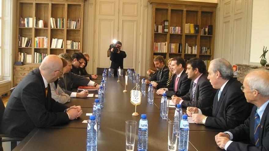 Los miembros de la delegación de Vigo, en la sede de la FISU, en Bruselas.