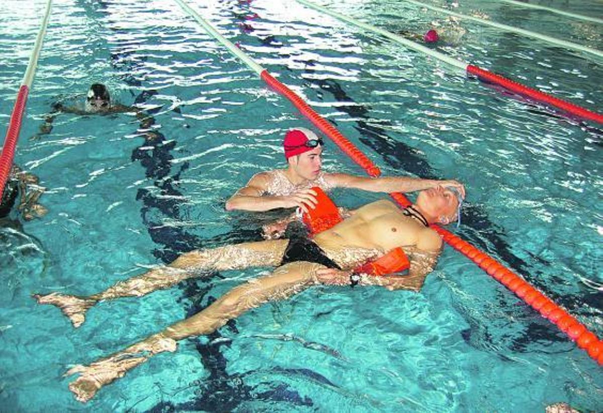 Uno de los cursos destinados a salvamento en la piscina de Antromero.