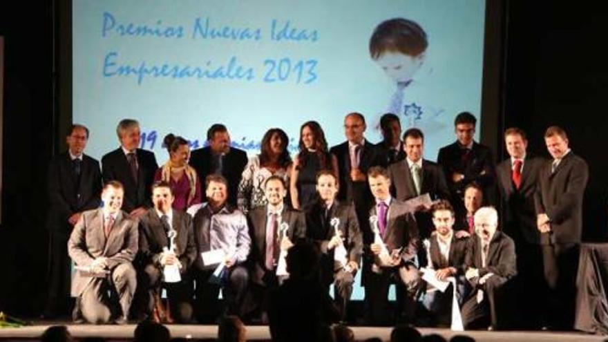 Foto de familia de los premiados, en primer término, en la gala que celebró anoche Fundeun en el Castillo de Santa Bárbara.