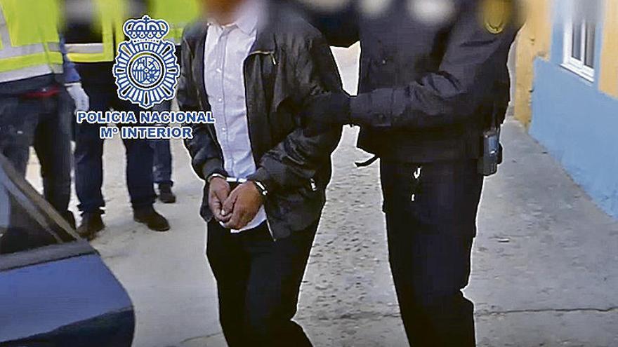 El padre del menor prostituido, conducido por un agente.