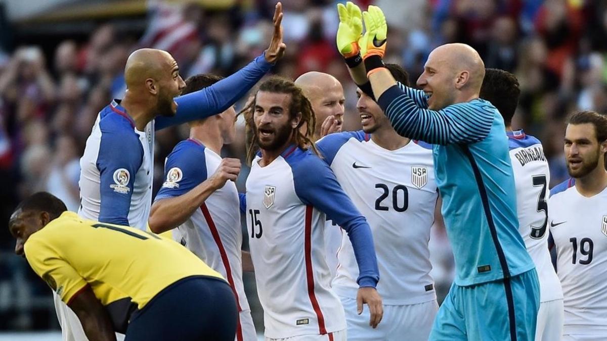 Los jugadores de Estados Unidos celebran sobre el campo su victoria ante Ecuador en cuartos de la Copa América (2-1)