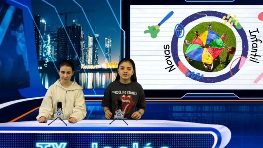 Daniela y Valeria presentando el informativo. | LOC
