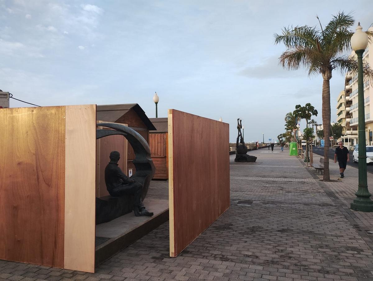 Arrecife instala un cerramiento junto a la escultura de Manrique para protegerla de los 'incívicos' en eventos multitudinarios.