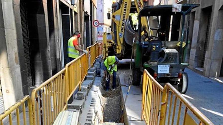 Obres d&#039;Endesa en un carrer del centre d&#039;Igualada