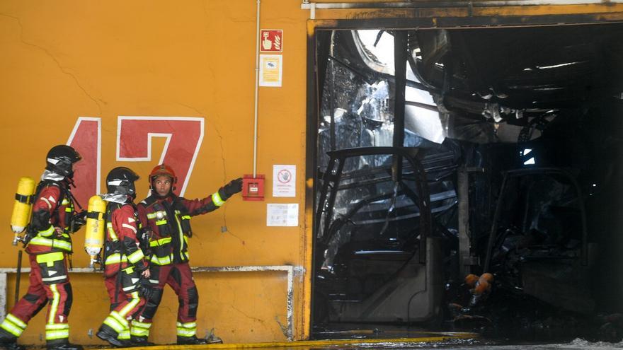 Incendio en una nave multiusos de Mercalaspalmas