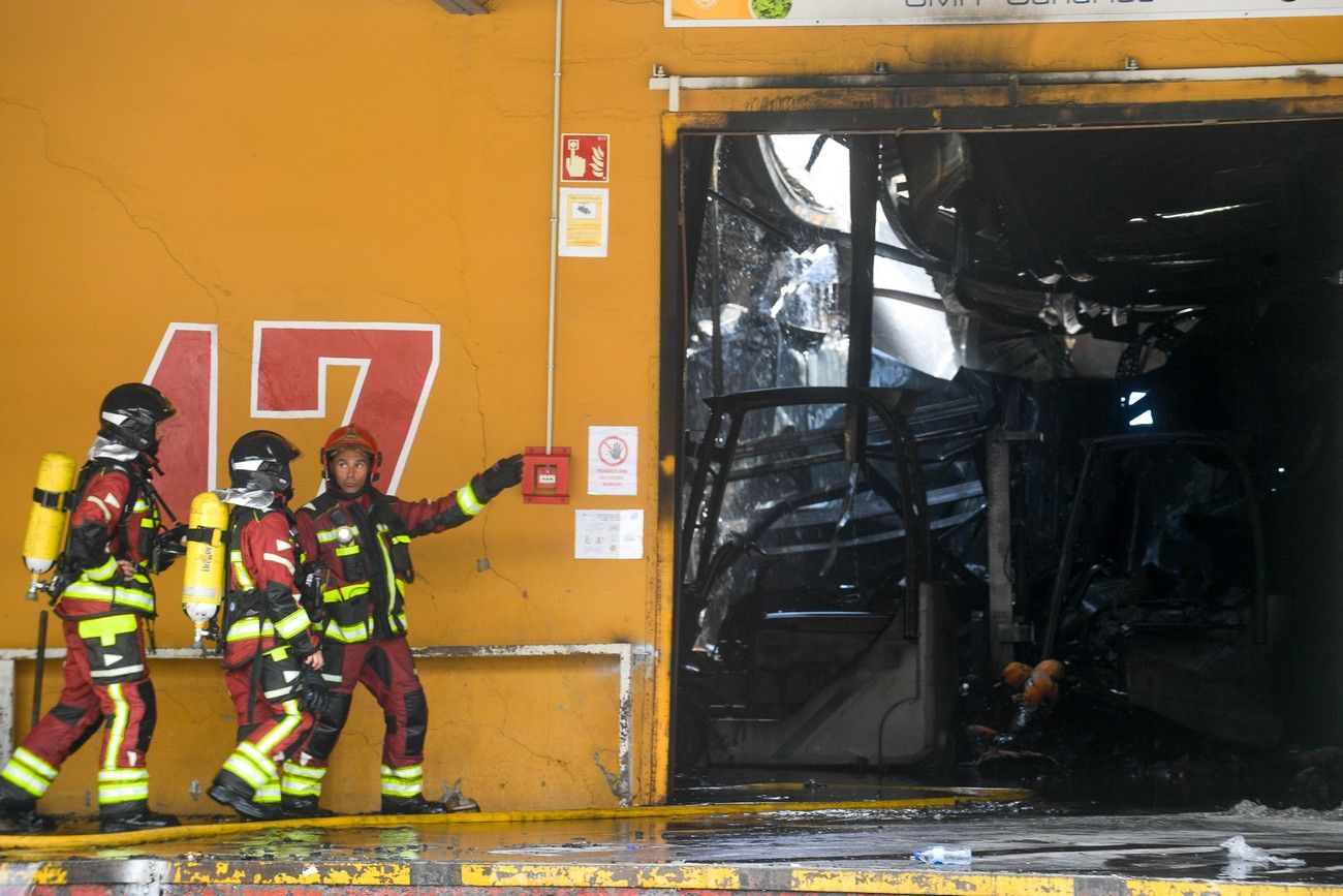 Bomberos de Las Palmas de Gran Canaria controlan el incendio de una nave multiusos en Mercalaspalmas