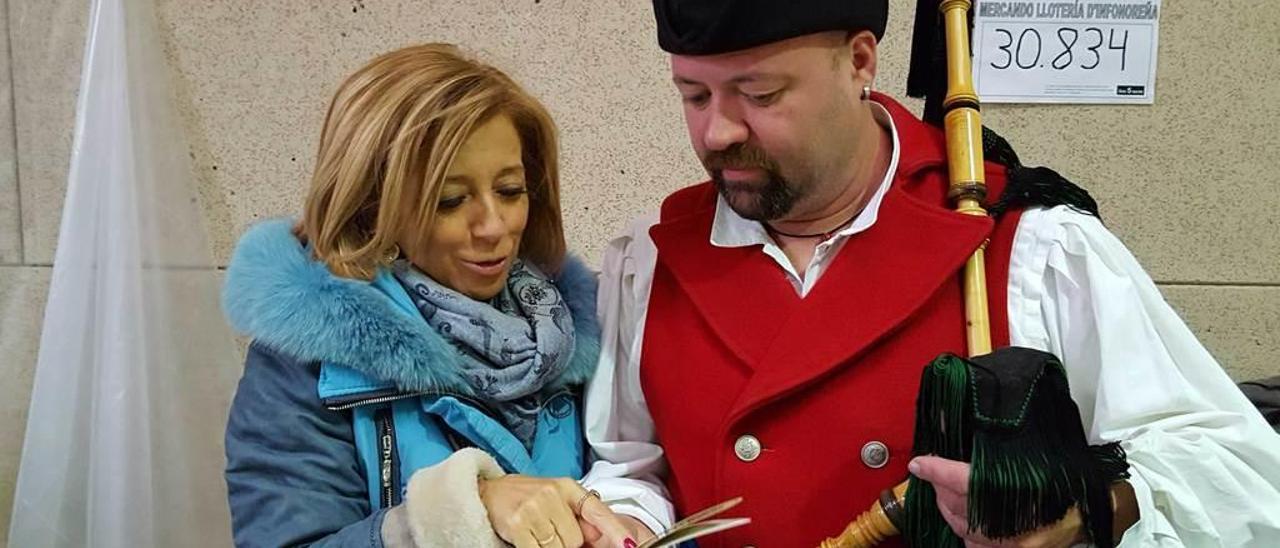 Amparo Antuña entrega a Manu García el carné de peregrino.