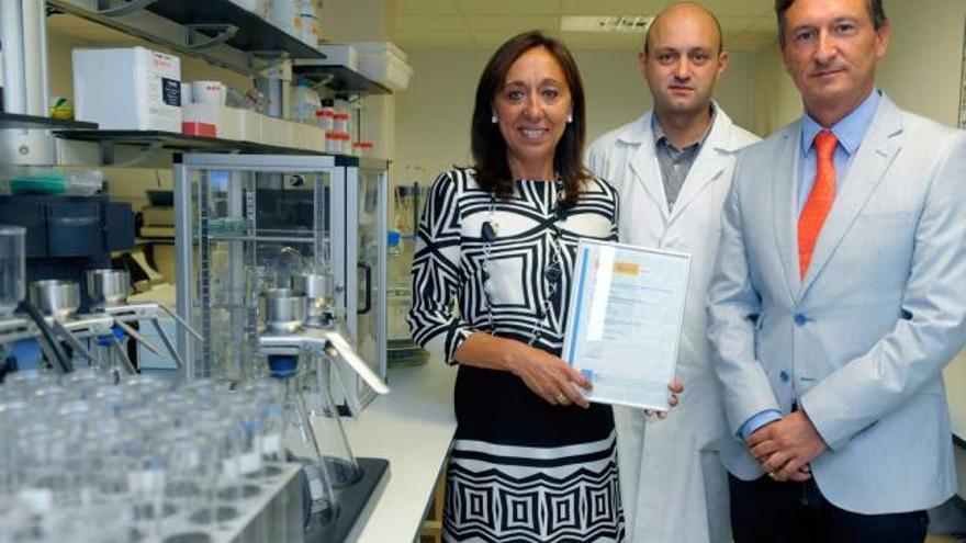 Inmaculada González, con la nueva acreditación, Jorge Suárez y Alfonso Tomás, ayer, en el laboratorio de Aqualia.