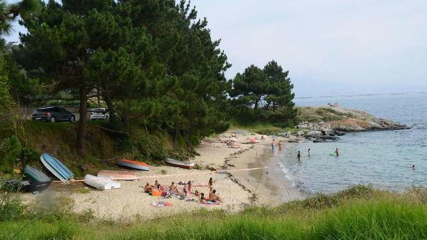 Bañistas en la Praia do Porto, en Santa Marta, precitada parcialmente tras la caída de una rama. // G.Núñez