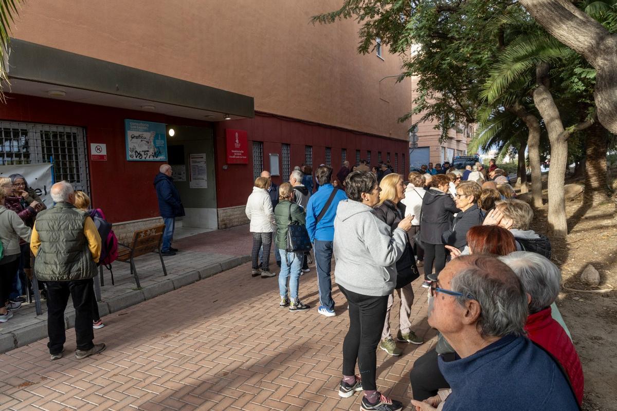 Los vecinos de San Gabriel se concentran por la falta de médicos