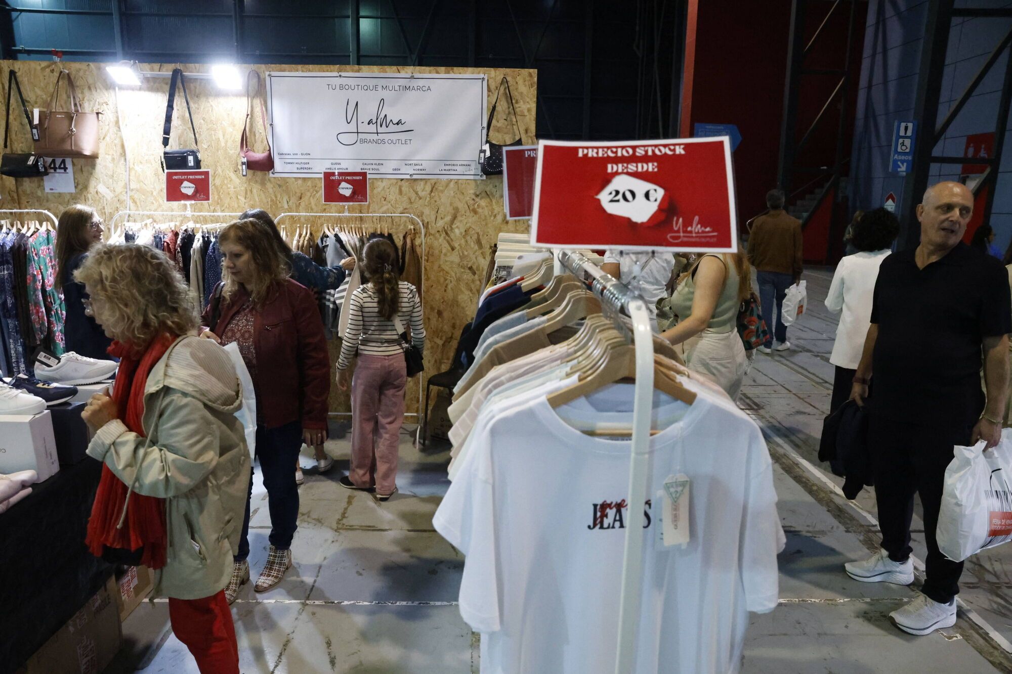 EN IMÁGENES: La Feria de Stocks regresa a Gijón con más expositores que nunca: "Es un gran escaparate para los comercios locales"