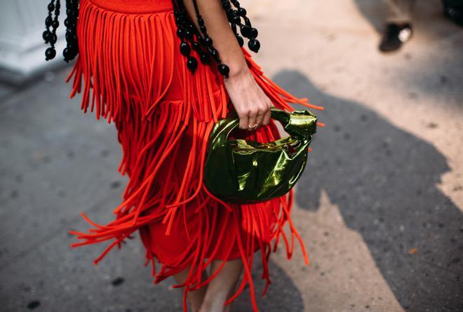 Bolso metalizado verde street style