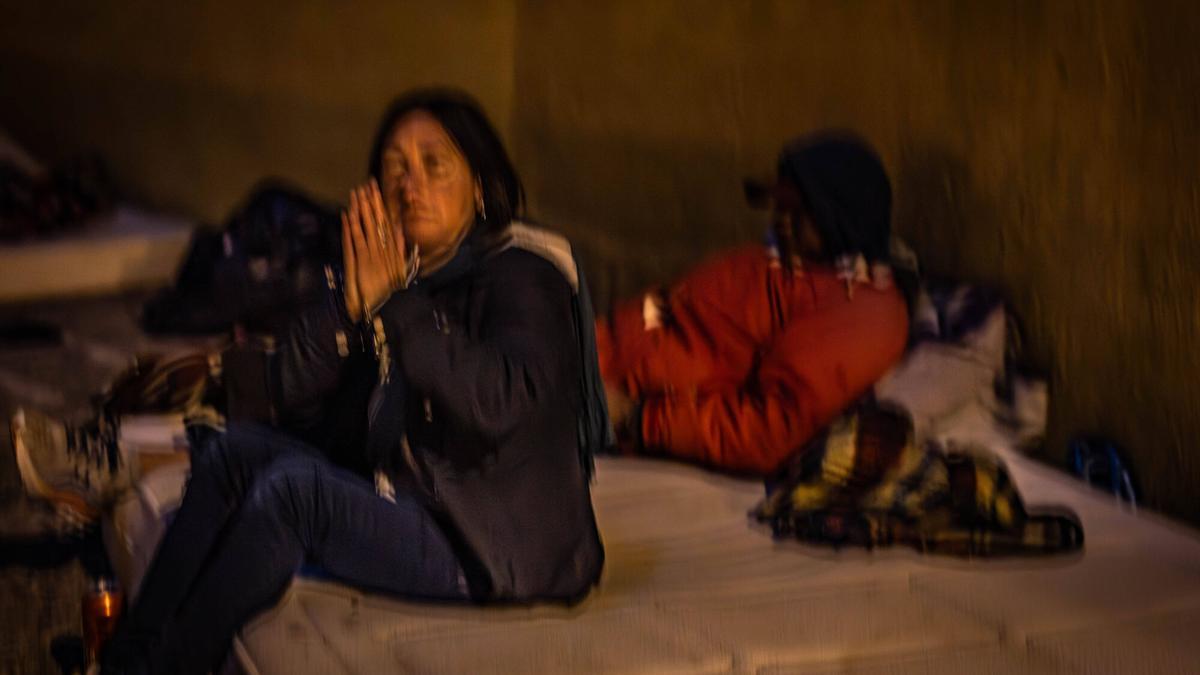 Dos personas sin hogar, malviviendo en un colchón en Barcelona