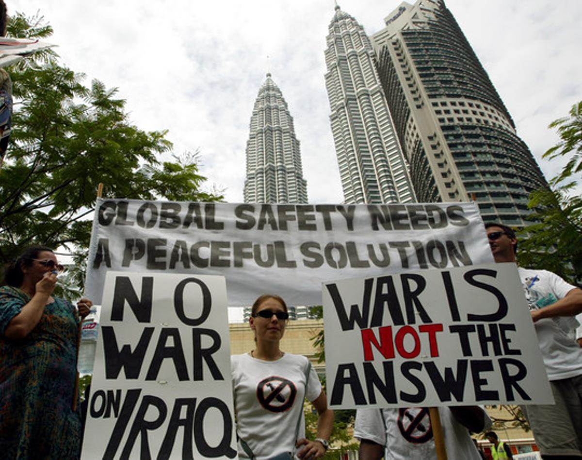 Dos mil pacifistas salieron a las calles de Kuala Lumpur (Malasia) a protestar contra la guerra, a la que se opuso el Gobierno malaisio. En la foto, manifestantes delante de las torres Petronas.