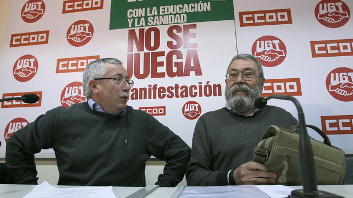 Los líderes de CCOO, Ignacio Fernández Toxo (izquierda) y de UGT, Cándido Méndez, en la rueda de prensa que han ofrecido este viernes.