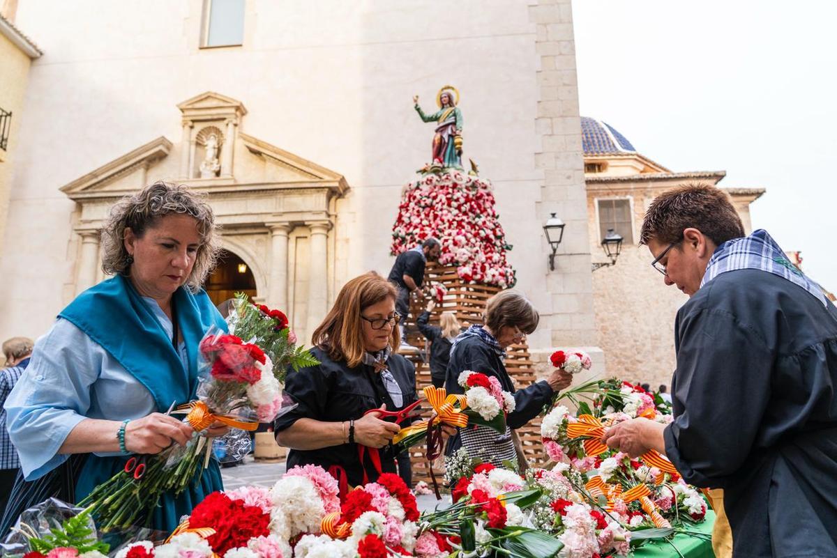 Más de 4000 personas participan en la Ofrenda Floral a la patrona con la que La Vila celebra el milagro de las Lágrimas de Santa Marta el 8 de mayo de 1653