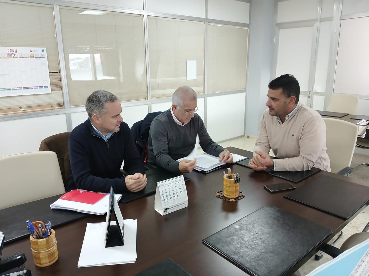El director de Portos en la sede de Amegrove.