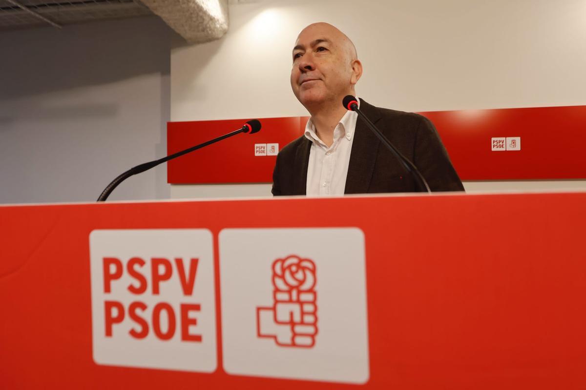 Alejandro Soler entrega la documentación para presentar su precandidatura a las primarias del PSPV-PSOE