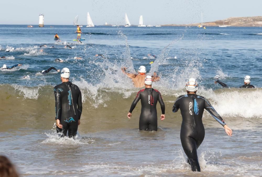 400 nadadores desafían a las aguas de Praia América. // Alba Villar