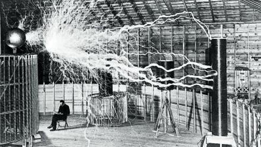 Nikola Tesla, en su laboratorio. |