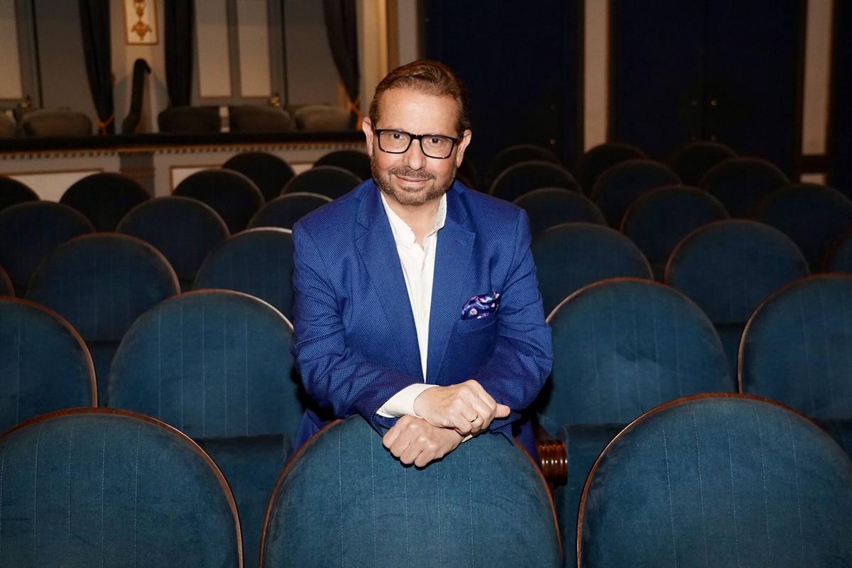 Ignacio Castillo, pregonero y periodista de La Opinión de Málaga, posa en el interior del Teatro Cervantes, donde el sábado hará el pregón de la Semana Santa 2026