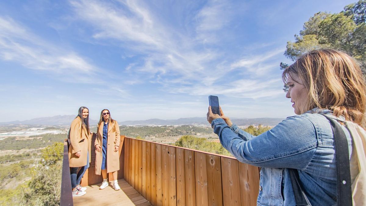 Un dels balcons mirant a Montserrat des de Castellví de Rosanes