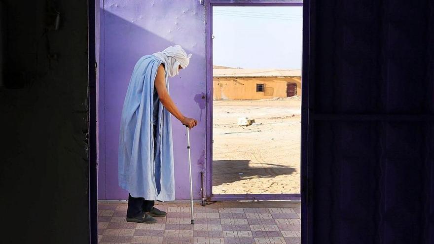 Un hombre aguarda a las puertas de un centro médico en el campo de refugiados de Bojador, en una imagen de archivo.