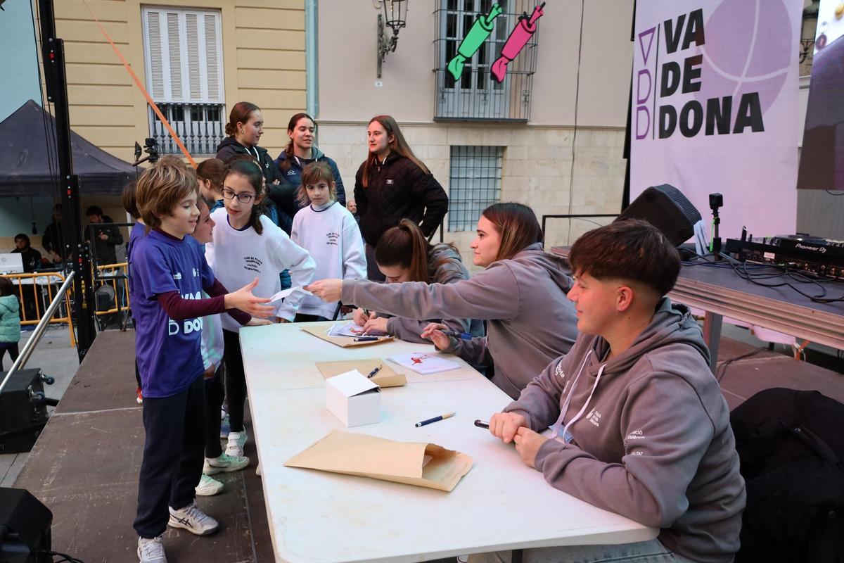 Les jugadores professionals van signar autògrafs a xiquets i xiquetes.