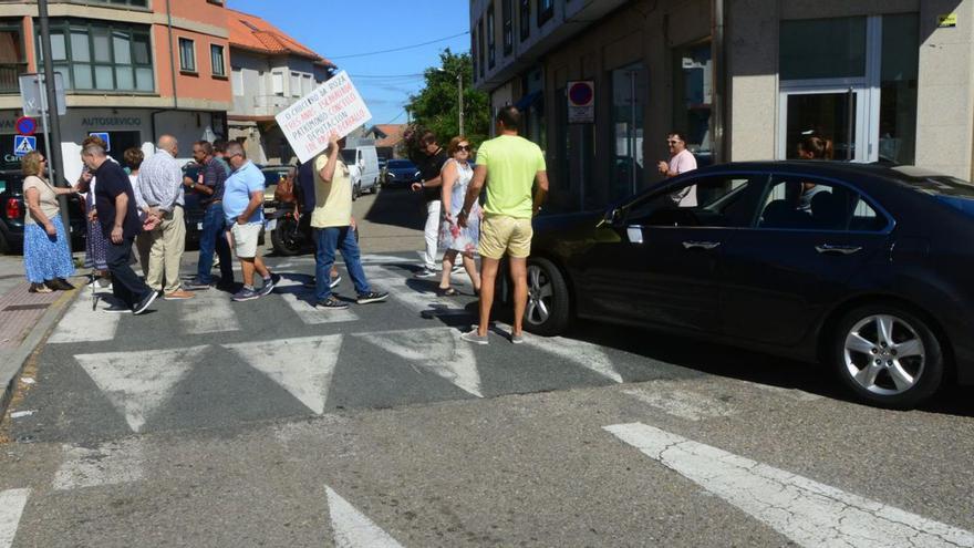 Vecinos de A Roza bloquean el tráfico durante 30 minutos para pedir mejoras en el barrio
