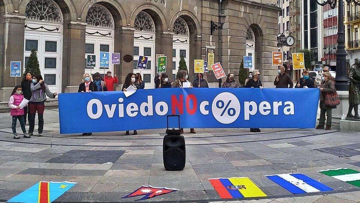 Participantes en la protesta organizada ayer junto al Campoamor.