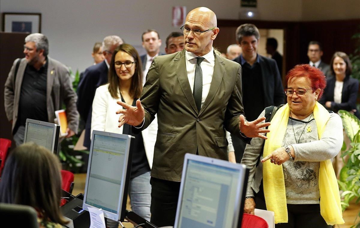 Raül Romeva a su llegada al Palacio del Senado, procedente de la cárcel madrileña de Soto del Real, para acreditarse como senador de la XIII legislatura.