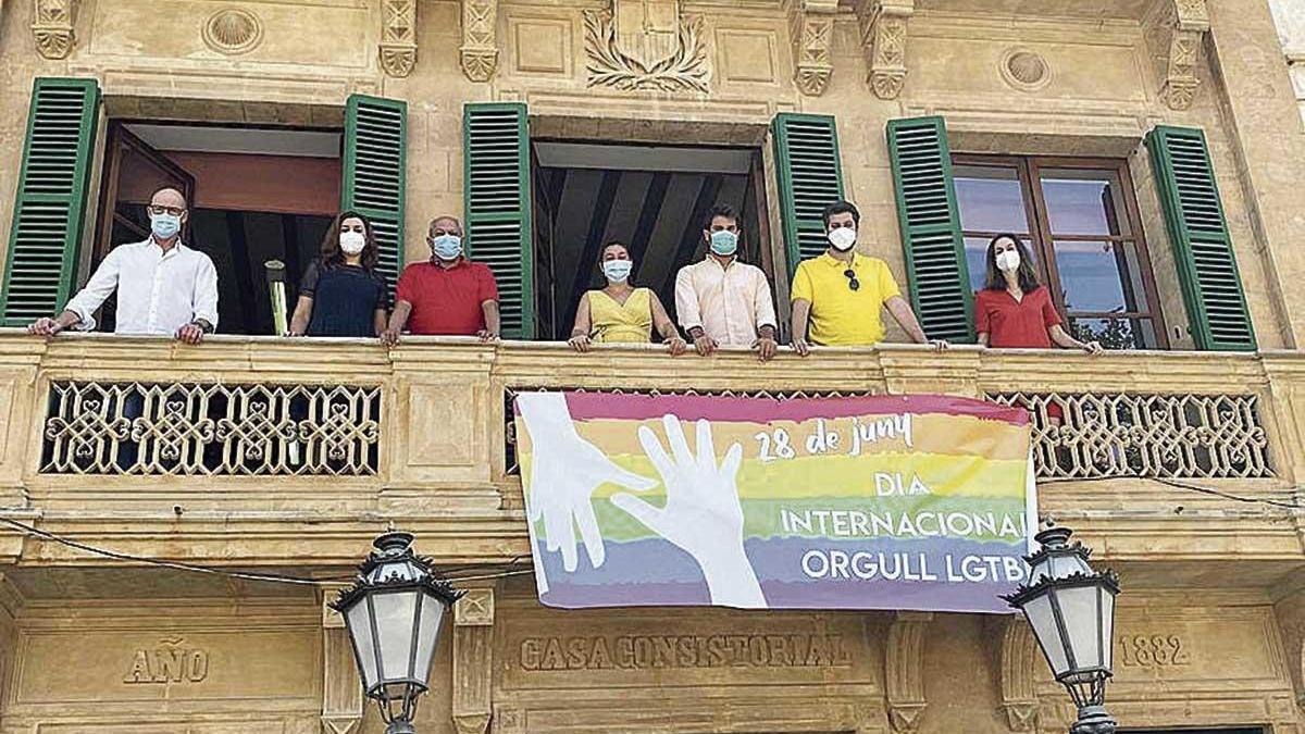 Orgullo LGTBI en los consistorios