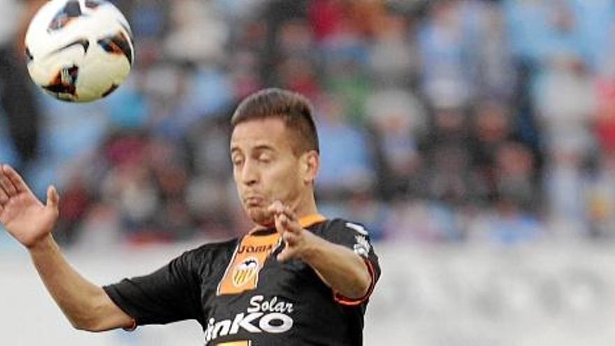 El defensa portugués del Valencia Joao Pereira emata de cabeza durante el partido ante el Celta.