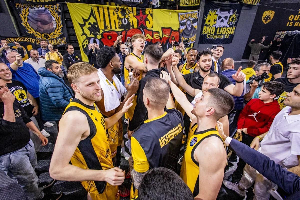 El AEK durante su celebración del pase a la Final Four 2026 tras vencer al Joventut.