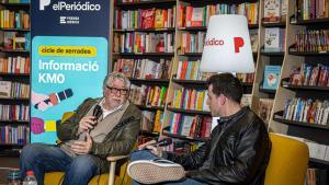 El alcalde de Cornellà, Antonio Balmón, dialoga con el periodista de EL PERIÓDICO Manuel Arenas.