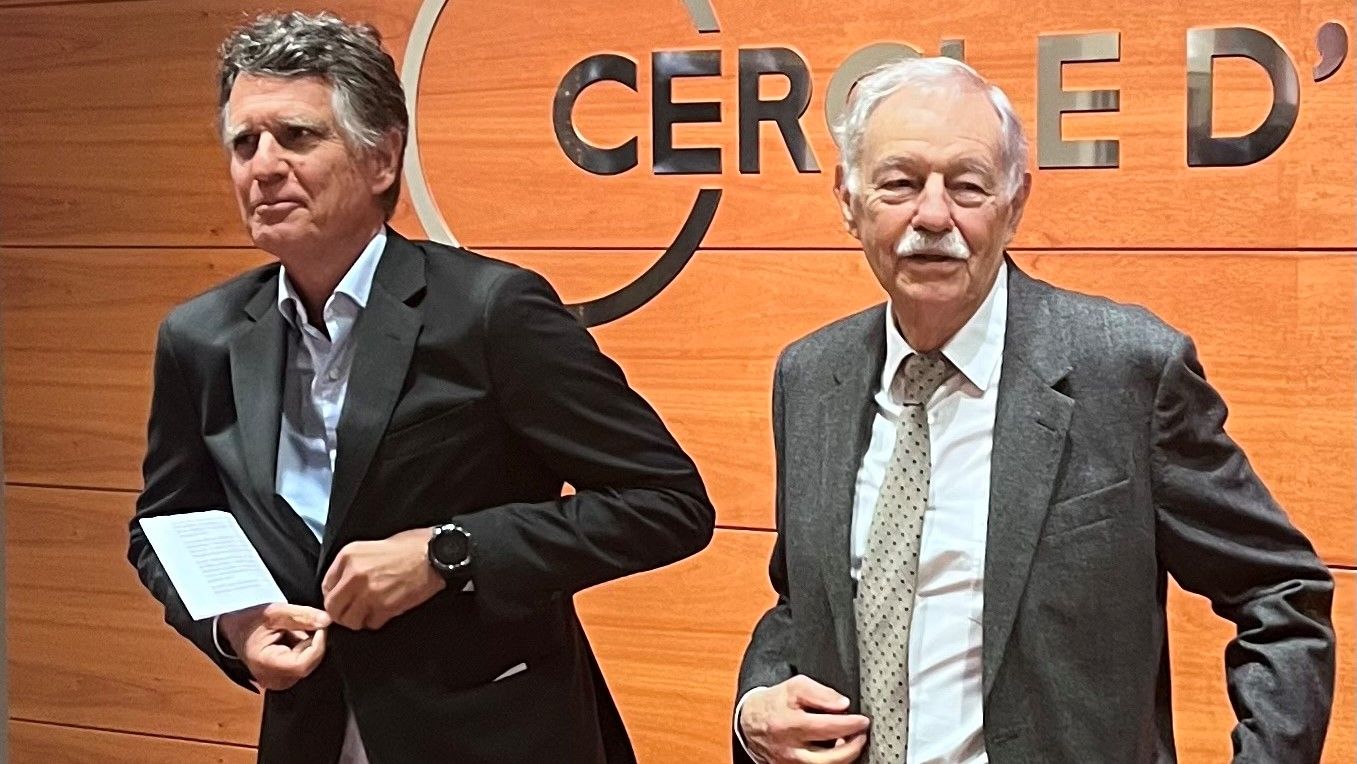 El escritor Eduardo Mendoza en el Cercle d’Economia junto a su presidente, Jaume Guardiola