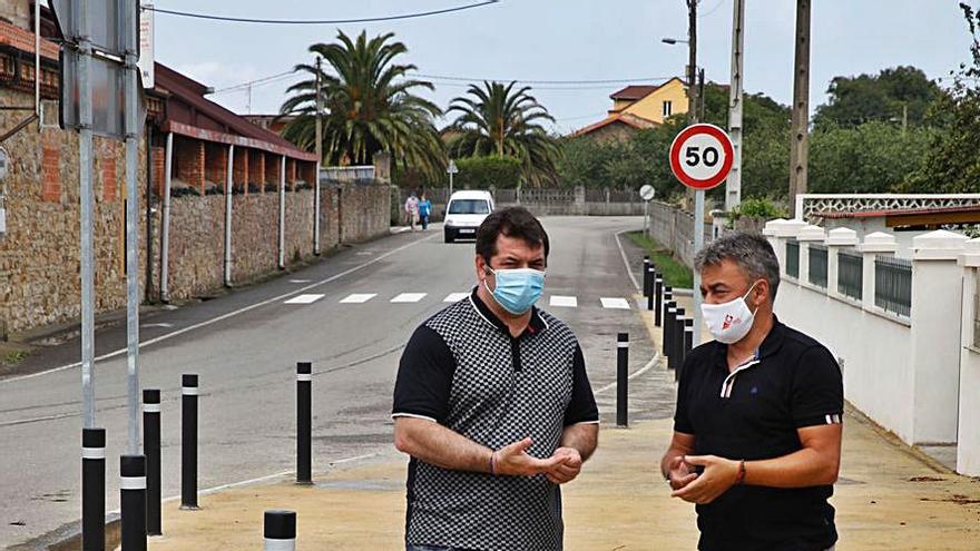 El director general de Empleo, David Rionda, y José Ramón Tuero, ayer, en el cruce entre las carreteras de Somió y la Providencia | Á. González