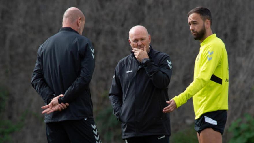 Deivid Rodríguez charla con Pepe Mel y Roberto Ríos, el lunes en la ciudad deportiva de Barranco Seco.