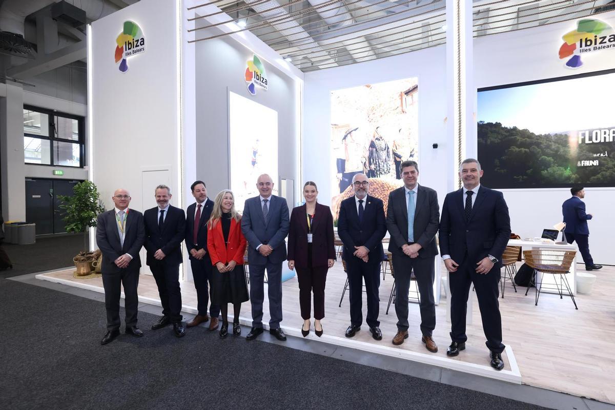 Miembros del Ayuntamiento de Ibiza junto a Marga Prohens en el ITB de Berlín.