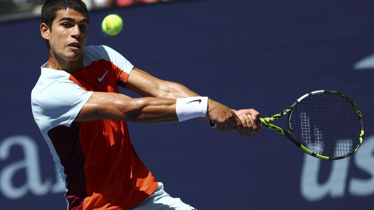 Carlos Alcaraz devuelve una bola durante el partido de ayer en su debut en el US Open. | REUTERS/MIKE SEGAR