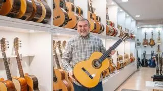 Alberto Palma, guitarrero: "Tenemos clientes incluso de EEUU; ninguna tienda tiene 120 guitarras diferentes"