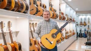 Alberto Palma, en la Guitarrería de Madrid, situada en la calle Atocha.