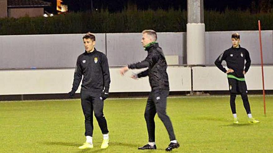 Bojan Krkic rep les instruccions del tècnic Albert Carbó.