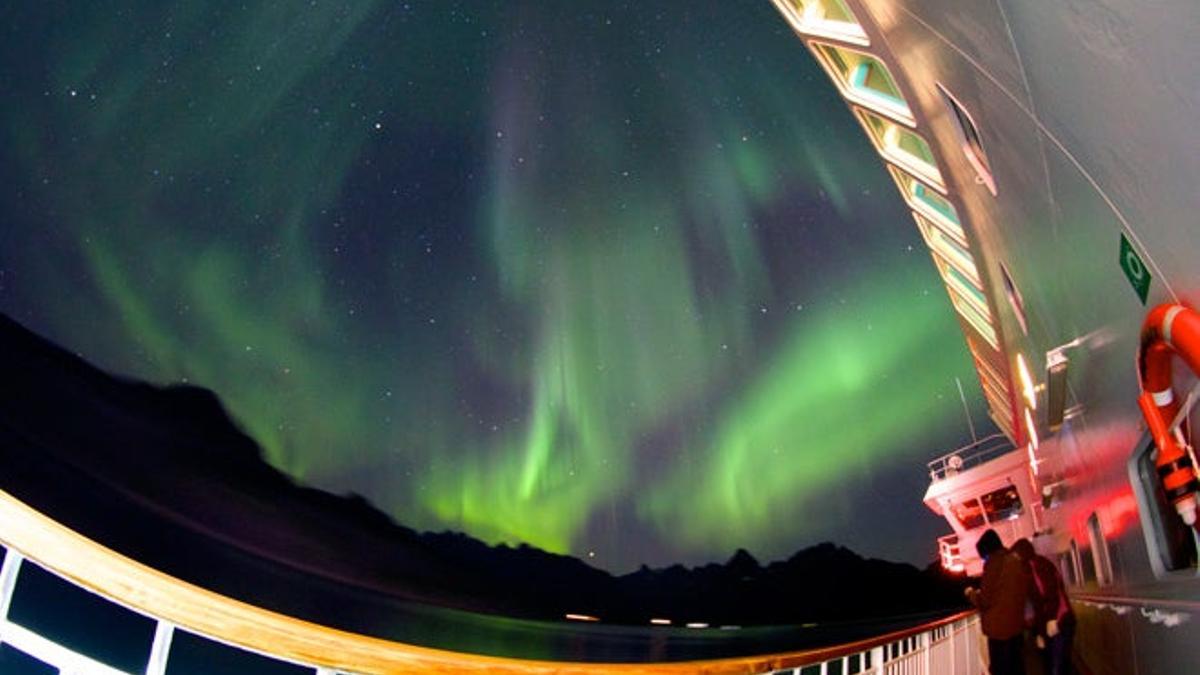 De crucero en busca de auroras boreales en Noruega