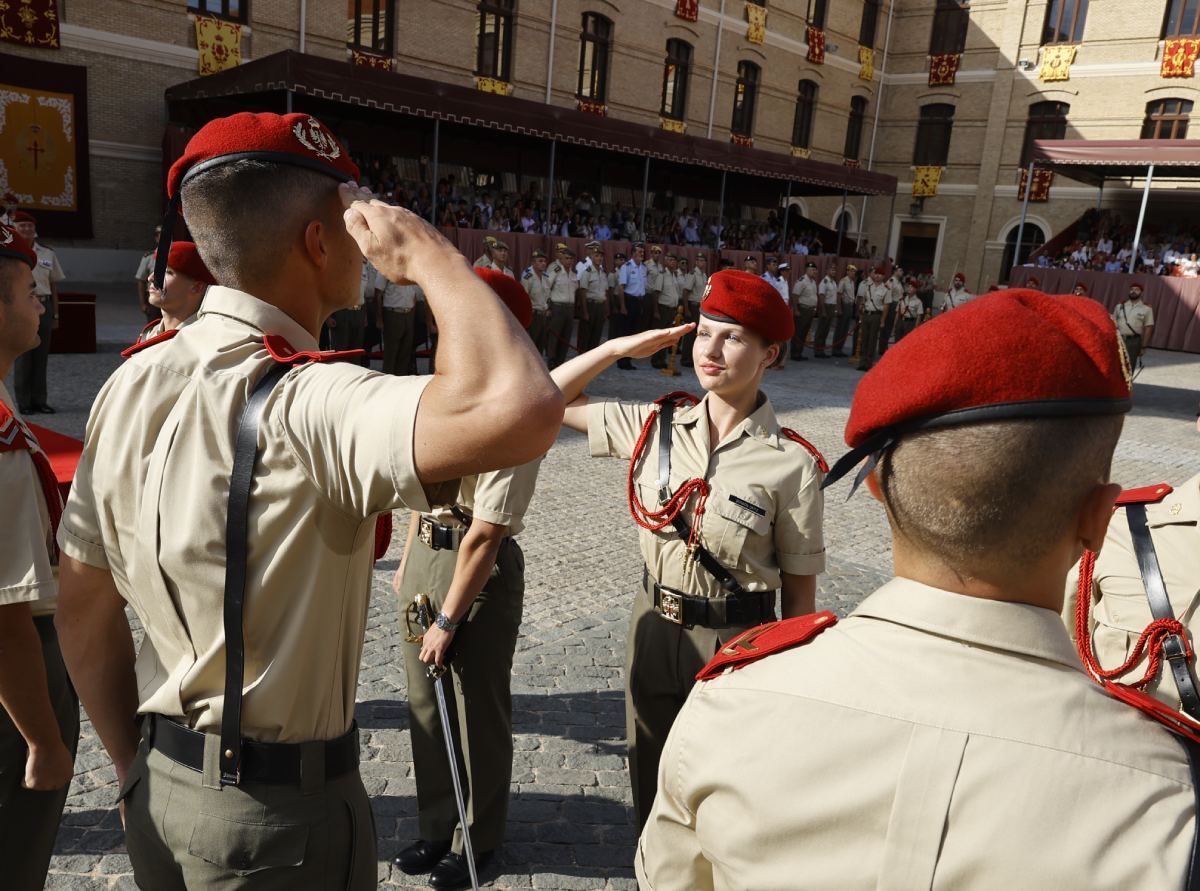 La princesa Leonor en la ceremonia de entrega de sables