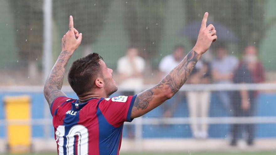 Álex Cortell celebra un gol contra el Racing Villalbés.