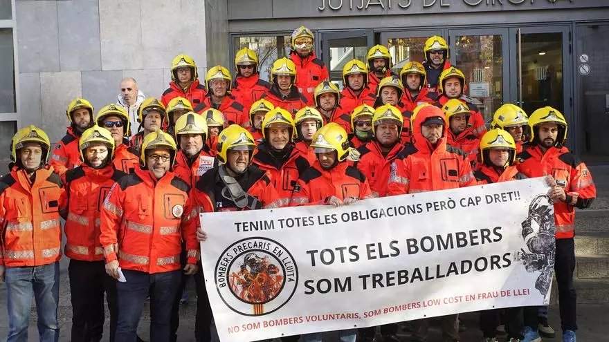Vídeo | Protesta de bombers voluntaris gironins per reclamar la seva relació laboral